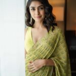 Mrunal Thakur Instagram - Zulfen hain jaise kaandhe pe baadal jhuke hue aankhen hain jaise meay ke payaale bhare hue masti hai jis me pyaar ki tum, vo sharaab ho chaudahavin ka chaand ho.. - Kinda MOOD #SitainSaree @anitadongre @elevate_promotions @amrapalijewels . . @archamehta @ruchi.munoth @missblenderr_ @deepalid10 @sbk_shuhaib