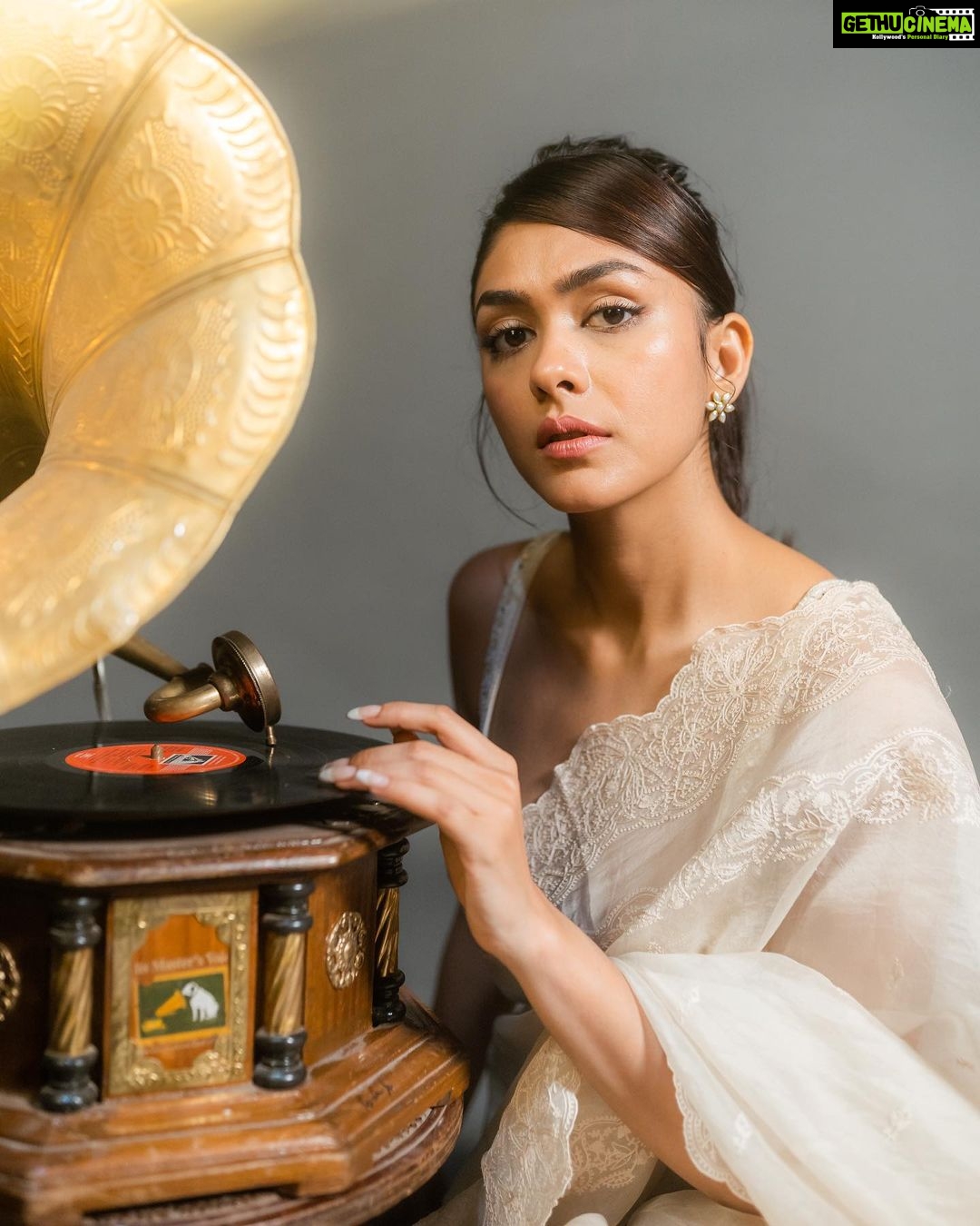 Mrunal Thakur Instagram - SERENDIPITY 🎷🕊 @mrunalthakur Outfit: @toraniofficial Jewellry: @amrapalijewels . . Styled: @archamehta Styling team: @ruchi.munoth @abhishri__maru Makeup: @missblenderr_ Hair: @deepalid10 Clicked: @__suru