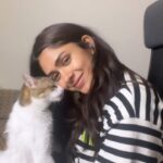 Mrunal Thakur Instagram - Unconditional 🥹💕 @billoboythakur missing this furball 😭😭😭😭😭😭😭😭😭😭😭😭😭😭😭😭 #catsofinstagram