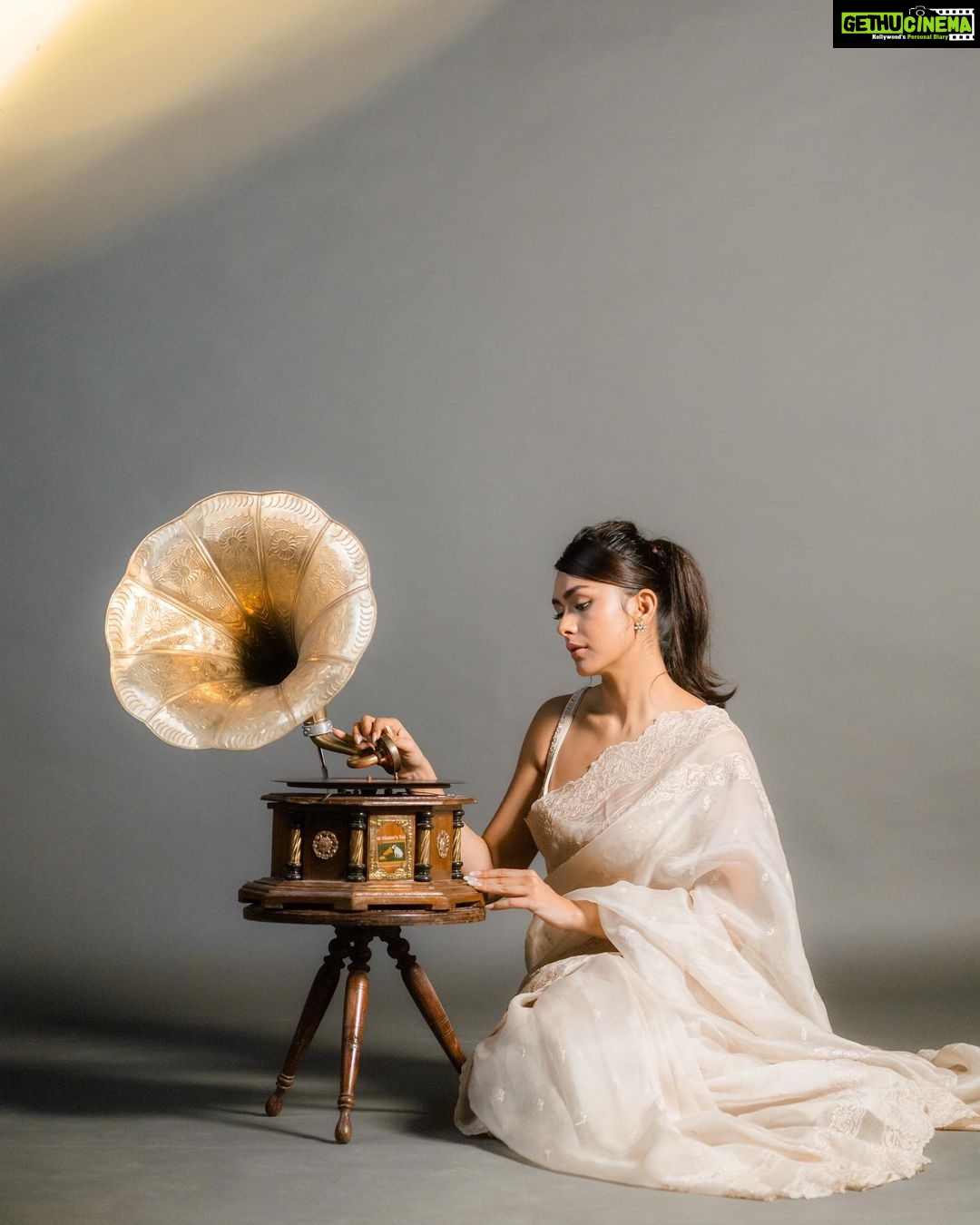 Mrunal Thakur Instagram - SERENDIPITY 🎷🕊 @mrunalthakur Outfit: @toraniofficial Jewellry: @amrapalijewels . . Styled: @archamehta Styling team: @ruchi.munoth @abhishri__maru Makeup: @missblenderr_ Hair: @deepalid10 Clicked: @__suru
