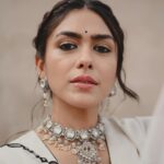 Mrunal Thakur Instagram – 🦋🦋🦋

Styled by: @Archamehta Wearing@sureenachowdhri 
@vandafashionagency 
Jewellery: @minerali_store 
.
@ruchi.munoth 
@poorvjainn 
@missblenderr_
@deepalid10
@vasanthphotography
