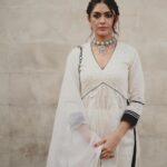 Mrunal Thakur Instagram – 🦋🦋🦋

Styled by: @Archamehta Wearing@sureenachowdhri 
@vandafashionagency 
Jewellery: @minerali_store 
.
@ruchi.munoth 
@poorvjainn 
@missblenderr_
@deepalid10
@vasanthphotography