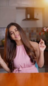 Nabha Natesh Instagram - Aunty thara ne fish curry maadakke naanu order maado fish, only from @licious_foods 🤤 Tell me your favorite fish dishes in the comments ✅ #madewithlicious