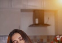 Nabha Natesh Instagram - Aunty thara ne fish curry maadakke naanu order maado fish, only from @licious_foods 🤤 Tell me your favorite fish dishes in the comments ✅ #madewithlicious