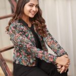Nakshathra Nagesh Instagram - Happiest dressing up! Loved being a part of #andakakasam that you get to watch at 1:30 pm today on @vijaytelevision Photography : @haran_official_ Hair : @mani_stylist_