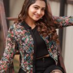 Nakshathra Nagesh Instagram – Happiest dressing up! Loved being a part of #andakakasam that you get to watch at 1:30 pm today on @vijaytelevision 

Photography : @haran_official_ 
Hair : @mani_stylist_