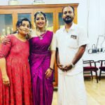 Navya Nair Instagram - After the programme at RLV college of music and fine arts , those mandatory clicks ❤️❤️❤️ Thanking my parents and my guru #manumaster for guiding me .. Thanking my orchestra team @bhagya_92 @dharma_theerthan @midhunbabuviolin @prabaljithkb @pranav.deva , for their industrious efforts to get a good harmony and cordination . Many a thanx to @urmilaunni aunty for your gracious presence and genuine heartfelt words , its giving me immense happiness to move forward in this journey of dance .. Thanking my class mates , mashinkuttikal @suryagayathridevi @ragamsree @dhanalakshmi_uma for taking time to watch my performance .. Thanking my dance buddy @bijudhwanitarang for supporting me with all my young dance buddies @neeraj_v_soman @adwaitha_suresh @rem_ya_mani @__dear_sree__ Thank u shanichechi @shani_harikrishnan , meena madame for the support @ichc_kochi Thank you RLV blackhorses @rlvcollege for the best crowd support ever .. Those applause after every jatiswaram korvai and meera bhajan , really gave me a lot of strength .. Thank you principal Rajalakshmi madame .. special thanx to rajesh rlv for the smt navya nair chechi vili 🤗🤗🤗