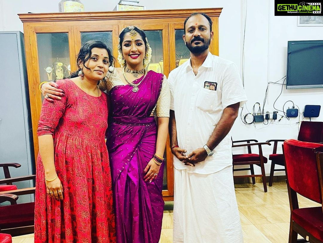 Navya Nair Instagram - After the programme at RLV college of music and fine arts , those mandatory clicks ❤️❤️❤️ Thanking my parents and my guru #manumaster for guiding me .. Thanking my orchestra team @bhagya_92 @dharma_theerthan @midhunbabuviolin @prabaljithkb @pranav.deva , for their industrious efforts to get a good harmony and cordination . Many a thanx to @urmilaunni aunty for your gracious presence and genuine heartfelt words , its giving me immense happiness to move forward in this journey of dance .. Thanking my class mates , mashinkuttikal @suryagayathridevi @ragamsree @dhanalakshmi_uma for taking time to watch my performance .. Thanking my dance buddy @bijudhwanitarang for supporting me with all my young dance buddies @neeraj_v_soman @adwaitha_suresh @rem_ya_mani @__dear_sree__ Thank u shanichechi @shani_harikrishnan , meena madame for the support @ichc_kochi Thank you RLV blackhorses @rlvcollege for the best crowd support ever .. Those applause after every jatiswaram korvai and meera bhajan , really gave me a lot of strength .. Thank you principal Rajalakshmi madame .. special thanx to rajesh rlv for the smt navya nair chechi vili 🤗🤗🤗
