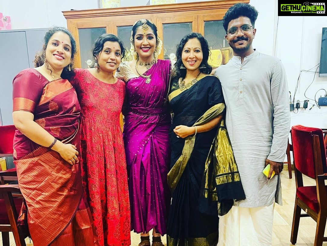Navya Nair Instagram - After the programme at RLV college of music and fine arts , those mandatory clicks ❤️❤️❤️ Thanking my parents and my guru #manumaster for guiding me .. Thanking my orchestra team @bhagya_92 @dharma_theerthan @midhunbabuviolin @prabaljithkb @pranav.deva , for their industrious efforts to get a good harmony and cordination . Many a thanx to @urmilaunni aunty for your gracious presence and genuine heartfelt words , its giving me immense happiness to move forward in this journey of dance .. Thanking my class mates , mashinkuttikal @suryagayathridevi @ragamsree @dhanalakshmi_uma for taking time to watch my performance .. Thanking my dance buddy @bijudhwanitarang for supporting me with all my young dance buddies @neeraj_v_soman @adwaitha_suresh @rem_ya_mani @__dear_sree__ Thank u shanichechi @shani_harikrishnan , meena madame for the support @ichc_kochi Thank you RLV blackhorses @rlvcollege for the best crowd support ever .. Those applause after every jatiswaram korvai and meera bhajan , really gave me a lot of strength .. Thank you principal Rajalakshmi madame .. special thanx to rajesh rlv for the smt navya nair chechi vili 🤗🤗🤗