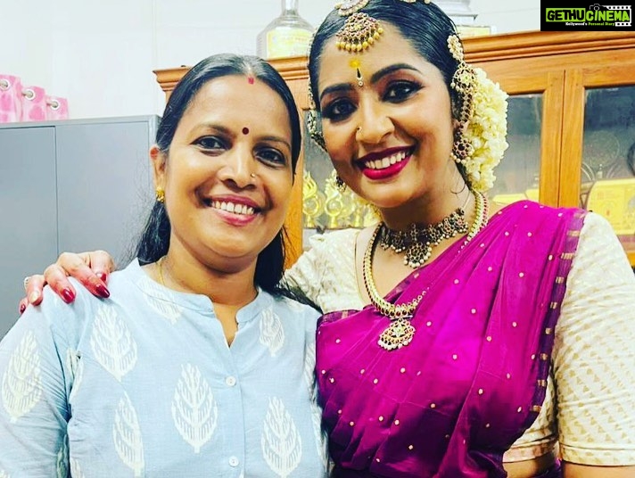 Navya Nair Instagram - After the programme at RLV college of music and fine arts , those mandatory clicks ❤️❤️❤️ Thanking my parents and my guru #manumaster for guiding me .. Thanking my orchestra team @bhagya_92 @dharma_theerthan @midhunbabuviolin @prabaljithkb @pranav.deva , for their industrious efforts to get a good harmony and cordination . Many a thanx to @urmilaunni aunty for your gracious presence and genuine heartfelt words , its giving me immense happiness to move forward in this journey of dance .. Thanking my class mates , mashinkuttikal @suryagayathridevi @ragamsree @dhanalakshmi_uma for taking time to watch my performance .. Thanking my dance buddy @bijudhwanitarang for supporting me with all my young dance buddies @neeraj_v_soman @adwaitha_suresh @rem_ya_mani @__dear_sree__ Thank u shanichechi @shani_harikrishnan , meena madame for the support @ichc_kochi Thank you RLV blackhorses @rlvcollege for the best crowd support ever .. Those applause after every jatiswaram korvai and meera bhajan , really gave me a lot of strength .. Thank you principal Rajalakshmi madame .. special thanx to rajesh rlv for the smt navya nair chechi vili 🤗🤗🤗