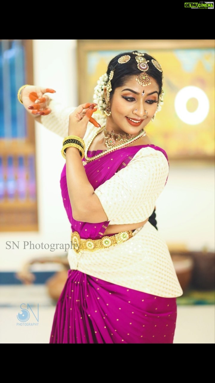 Navya Nair Instagram - Something is coming soon... . Behind the scene.. . . #navyanair #navyanair143 #dancephotography #dancephotographer #dancephotoshoot #indianclassicaldance #bharatanatyam #malayalamactress #artphotography Kochi, India