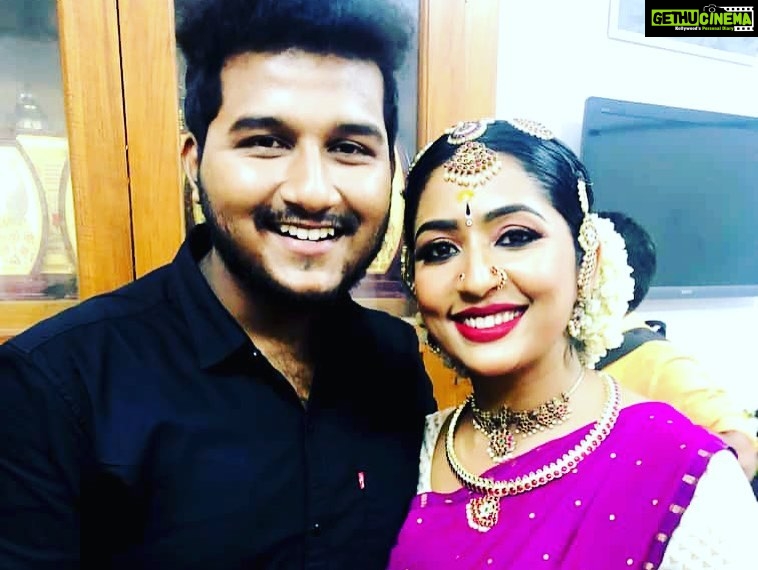 Navya Nair Instagram - After the programme at RLV college of music and fine arts , those mandatory clicks ❤️❤️❤️ Thanking my parents and my guru #manumaster for guiding me .. Thanking my orchestra team @bhagya_92 @dharma_theerthan @midhunbabuviolin @prabaljithkb @pranav.deva , for their industrious efforts to get a good harmony and cordination . Many a thanx to @urmilaunni aunty for your gracious presence and genuine heartfelt words , its giving me immense happiness to move forward in this journey of dance .. Thanking my class mates , mashinkuttikal @suryagayathridevi @ragamsree @dhanalakshmi_uma for taking time to watch my performance .. Thanking my dance buddy @bijudhwanitarang for supporting me with all my young dance buddies @neeraj_v_soman @adwaitha_suresh @rem_ya_mani @__dear_sree__ Thank u shanichechi @shani_harikrishnan , meena madame for the support @ichc_kochi Thank you RLV blackhorses @rlvcollege for the best crowd support ever .. Those applause after every jatiswaram korvai and meera bhajan , really gave me a lot of strength .. Thank you principal Rajalakshmi madame .. special thanx to rajesh rlv for the smt navya nair chechi vili 🤗🤗🤗