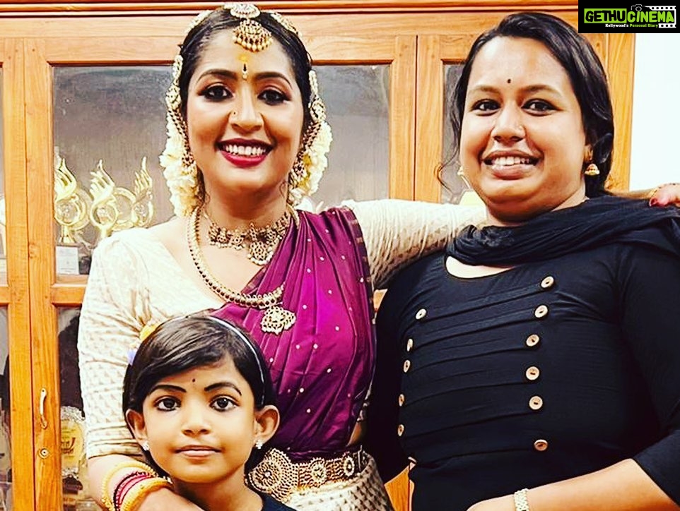 Navya Nair Instagram - After the programme at RLV college of music and fine arts , those mandatory clicks ❤️❤️❤️ Thanking my parents and my guru #manumaster for guiding me .. Thanking my orchestra team @bhagya_92 @dharma_theerthan @midhunbabuviolin @prabaljithkb @pranav.deva , for their industrious efforts to get a good harmony and cordination . Many a thanx to @urmilaunni aunty for your gracious presence and genuine heartfelt words , its giving me immense happiness to move forward in this journey of dance .. Thanking my class mates , mashinkuttikal @suryagayathridevi @ragamsree @dhanalakshmi_uma for taking time to watch my performance .. Thanking my dance buddy @bijudhwanitarang for supporting me with all my young dance buddies @neeraj_v_soman @adwaitha_suresh @rem_ya_mani @__dear_sree__ Thank u shanichechi @shani_harikrishnan , meena madame for the support @ichc_kochi Thank you RLV blackhorses @rlvcollege for the best crowd support ever .. Those applause after every jatiswaram korvai and meera bhajan , really gave me a lot of strength .. Thank you principal Rajalakshmi madame .. special thanx to rajesh rlv for the smt navya nair chechi vili 🤗🤗🤗