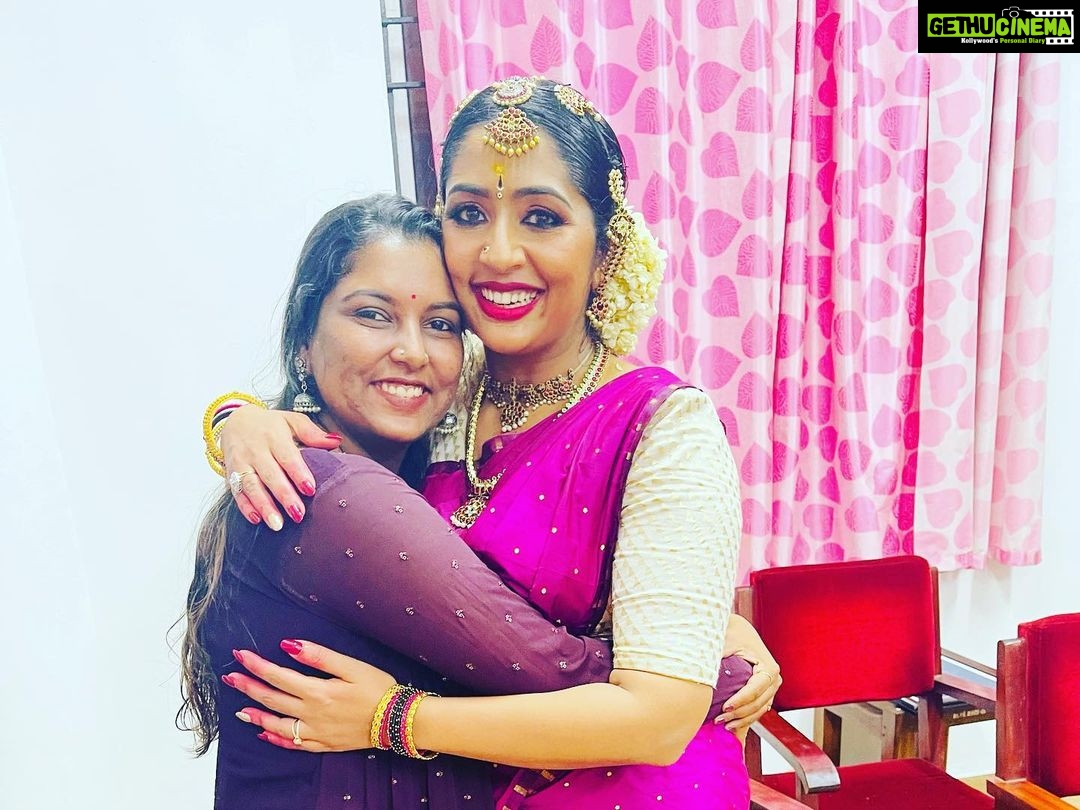 Navya Nair Instagram - After the programme at RLV college of music and fine arts , those mandatory clicks ❤️❤️❤️ Thanking my parents and my guru #manumaster for guiding me .. Thanking my orchestra team @bhagya_92 @dharma_theerthan @midhunbabuviolin @prabaljithkb @pranav.deva , for their industrious efforts to get a good harmony and cordination . Many a thanx to @urmilaunni aunty for your gracious presence and genuine heartfelt words , its giving me immense happiness to move forward in this journey of dance .. Thanking my class mates , mashinkuttikal @suryagayathridevi @ragamsree @dhanalakshmi_uma for taking time to watch my performance .. Thanking my dance buddy @bijudhwanitarang for supporting me with all my young dance buddies @neeraj_v_soman @adwaitha_suresh @rem_ya_mani @__dear_sree__ Thank u shanichechi @shani_harikrishnan , meena madame for the support @ichc_kochi Thank you RLV blackhorses @rlvcollege for the best crowd support ever .. Those applause after every jatiswaram korvai and meera bhajan , really gave me a lot of strength .. Thank you principal Rajalakshmi madame .. special thanx to rajesh rlv for the smt navya nair chechi vili 🤗🤗🤗