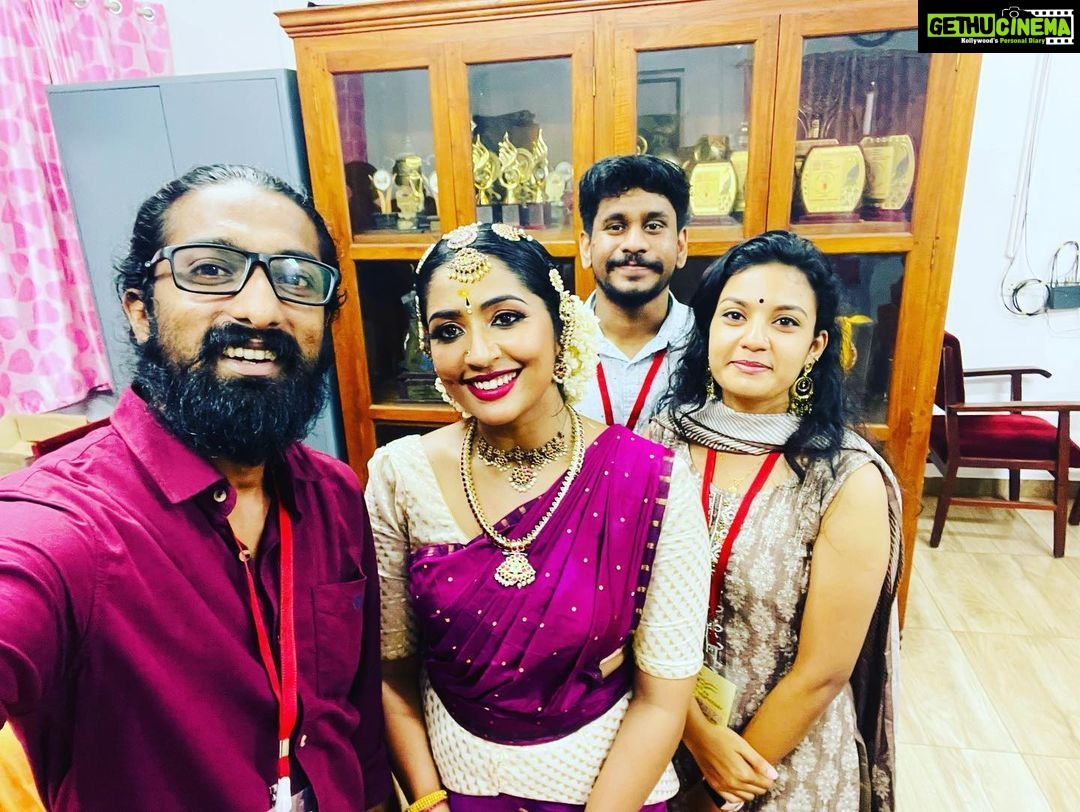 Navya Nair Instagram - After the programme at RLV college of music and fine arts , those mandatory clicks ❤️❤️❤️ Thanking my parents and my guru #manumaster for guiding me .. Thanking my orchestra team @bhagya_92 @dharma_theerthan @midhunbabuviolin @prabaljithkb @pranav.deva , for their industrious efforts to get a good harmony and cordination . Many a thanx to @urmilaunni aunty for your gracious presence and genuine heartfelt words , its giving me immense happiness to move forward in this journey of dance .. Thanking my class mates , mashinkuttikal @suryagayathridevi @ragamsree @dhanalakshmi_uma for taking time to watch my performance .. Thanking my dance buddy @bijudhwanitarang for supporting me with all my young dance buddies @neeraj_v_soman @adwaitha_suresh @rem_ya_mani @__dear_sree__ Thank u shanichechi @shani_harikrishnan , meena madame for the support @ichc_kochi Thank you RLV blackhorses @rlvcollege for the best crowd support ever .. Those applause after every jatiswaram korvai and meera bhajan , really gave me a lot of strength .. Thank you principal Rajalakshmi madame .. special thanx to rajesh rlv for the smt navya nair chechi vili 🤗🤗🤗
