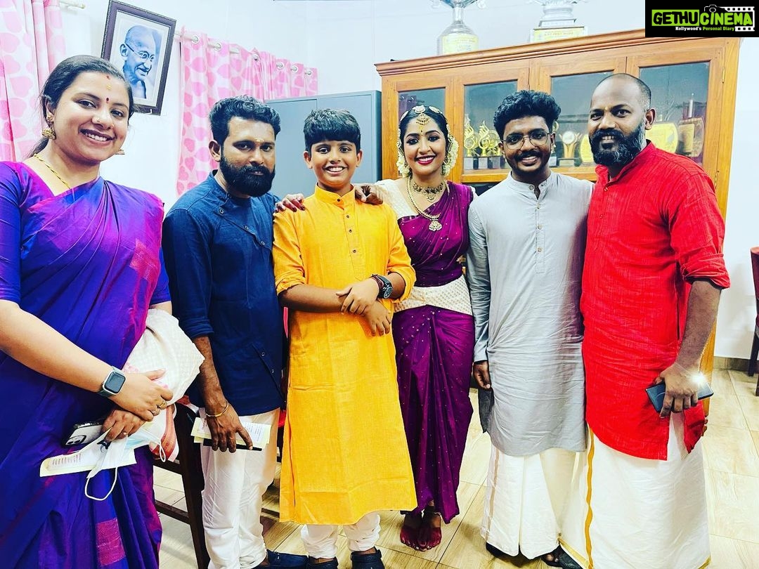 Navya Nair Instagram - After the programme at RLV college of music and fine arts , those mandatory clicks ❤️❤️❤️ Thanking my parents and my guru #manumaster for guiding me .. Thanking my orchestra team @bhagya_92 @dharma_theerthan @midhunbabuviolin @prabaljithkb @pranav.deva , for their industrious efforts to get a good harmony and cordination . Many a thanx to @urmilaunni aunty for your gracious presence and genuine heartfelt words , its giving me immense happiness to move forward in this journey of dance .. Thanking my class mates , mashinkuttikal @suryagayathridevi @ragamsree @dhanalakshmi_uma for taking time to watch my performance .. Thanking my dance buddy @bijudhwanitarang for supporting me with all my young dance buddies @neeraj_v_soman @adwaitha_suresh @rem_ya_mani @__dear_sree__ Thank u shanichechi @shani_harikrishnan , meena madame for the support @ichc_kochi Thank you RLV blackhorses @rlvcollege for the best crowd support ever .. Those applause after every jatiswaram korvai and meera bhajan , really gave me a lot of strength .. Thank you principal Rajalakshmi madame .. special thanx to rajesh rlv for the smt navya nair chechi vili 🤗🤗🤗