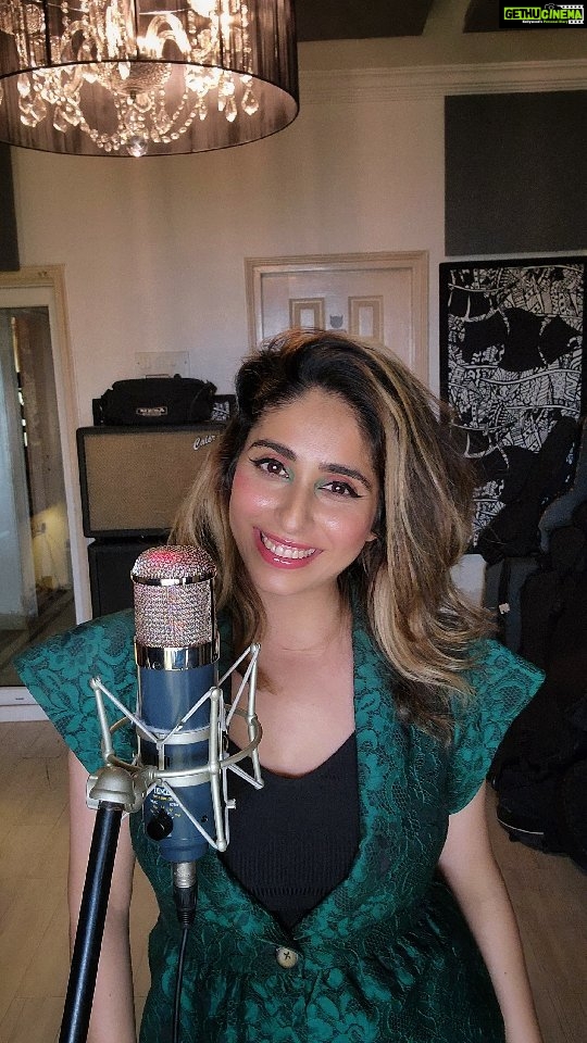 Neha Bhasin Instagram - Dedicating this song to all the freedom fighters who fought for our Independence and the valiant soldiers that continue to keep us Safe. INDIAN Independence was fought for, to give US the wings to fly. Please guard each other's wings and live in love,peace and tolerance for each other 🙏 Mera Bharat 🇮🇳 Ps : I am still recovering from a throat infection so I sound nazel but I sing my emotions better than say them. Singer : Hariharan Music : A R Rahman Movie : Roja This version @tanishklalla_ #happyindependenceday #75thindependenceday #nehabhasin #instareels