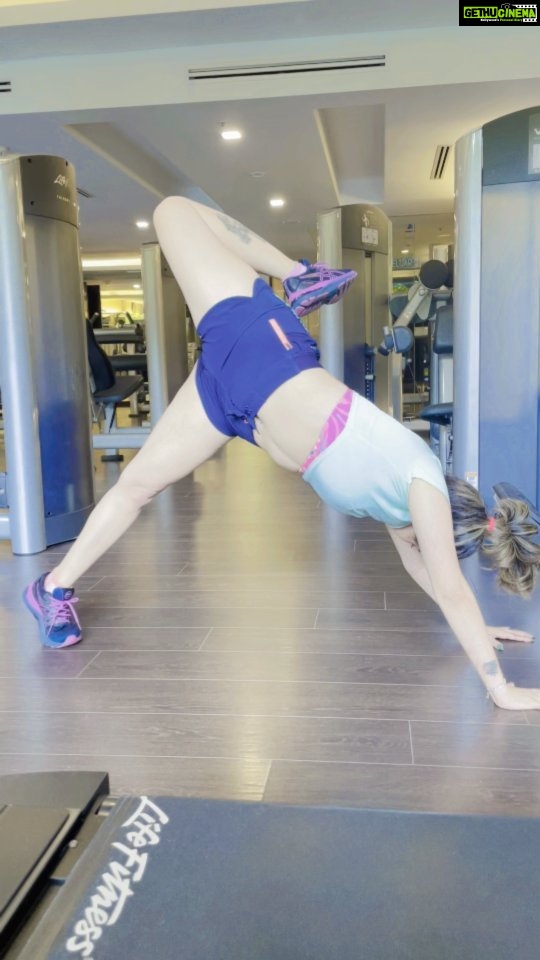 Neha Bhasin Instagram - Kar le Khud se hi pyaar Bandeya 💗 Ps : stretching is the best gift you can give your body everyday. Agility and mobility key to a fit and hapoy body #nehabhasin #dhunki #fit #fitness #stretching #mobility