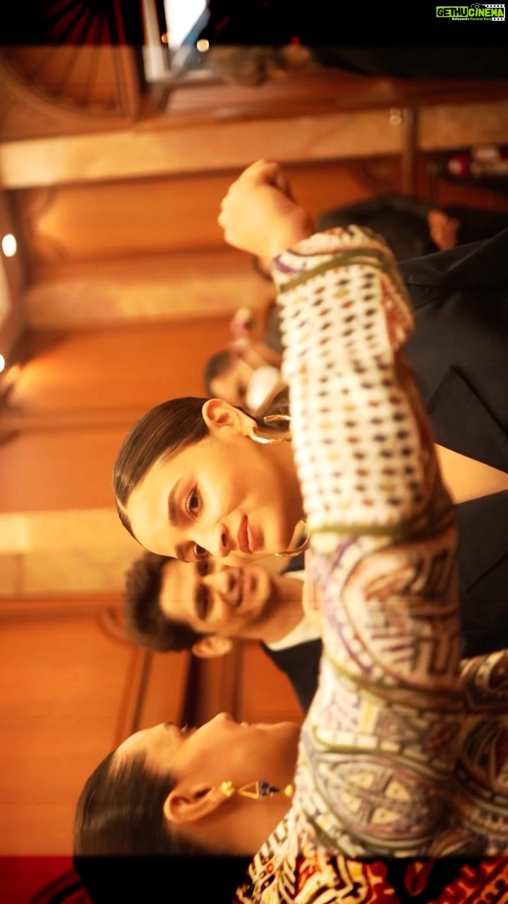 Neha Dhupia Instagram - All the best team #darlings @aliaabhatt @itsvijayvarma @shefalishahofficial @jasmeet_k_reen @redchilliesent @eternalsunshineproduction @netflix_in … loved the film and loved our on stage n off stage 😉 conversations… onwards and upwards