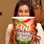 Nikki Galrani Instagram – Many of you know, Bangalore is my home town and I’ve so many memories there – the high-rise buildings, amazing weather, late night drives & catching up with my friends 🌈🏙 If you’re wondering why I’m all nostalgic today, it’s because @KFCIndia_official sent me this  special city bucket representing my city, #Bangalore ❤️

A little trivia – KFC is now 600 restaurants strong in India 💪🏻and to celebrate this milestone, they collaborated with local artists from each of these cities where they are present, and this is my city bucket designed by a local artist Jaya Charan 👩‍🎨💯💫

#KFCBucketCanvas #Milestone #Design