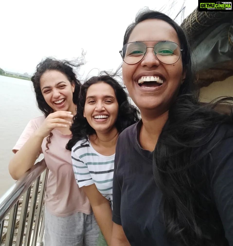 Nithya Menen Instagram - 🤍🌺 @indhusss @athulya_ashadam