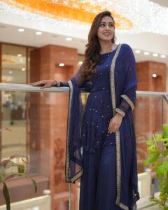Nivetha Pethuraj Instagram - Stylist @jayalakshmisundaresan 
Outfit @rehanabasheerofficial 
Hair and MU @thimmappa180