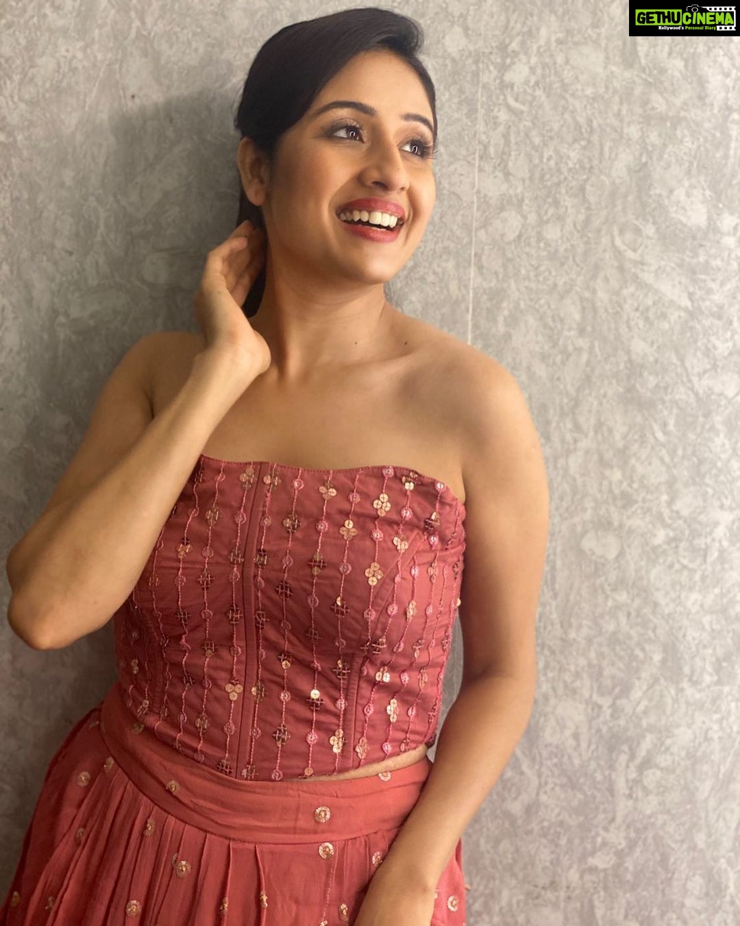 Paridhi Sharma Instagram - Self love❤️ #picoftheday #instapic #pink #pose #laughter