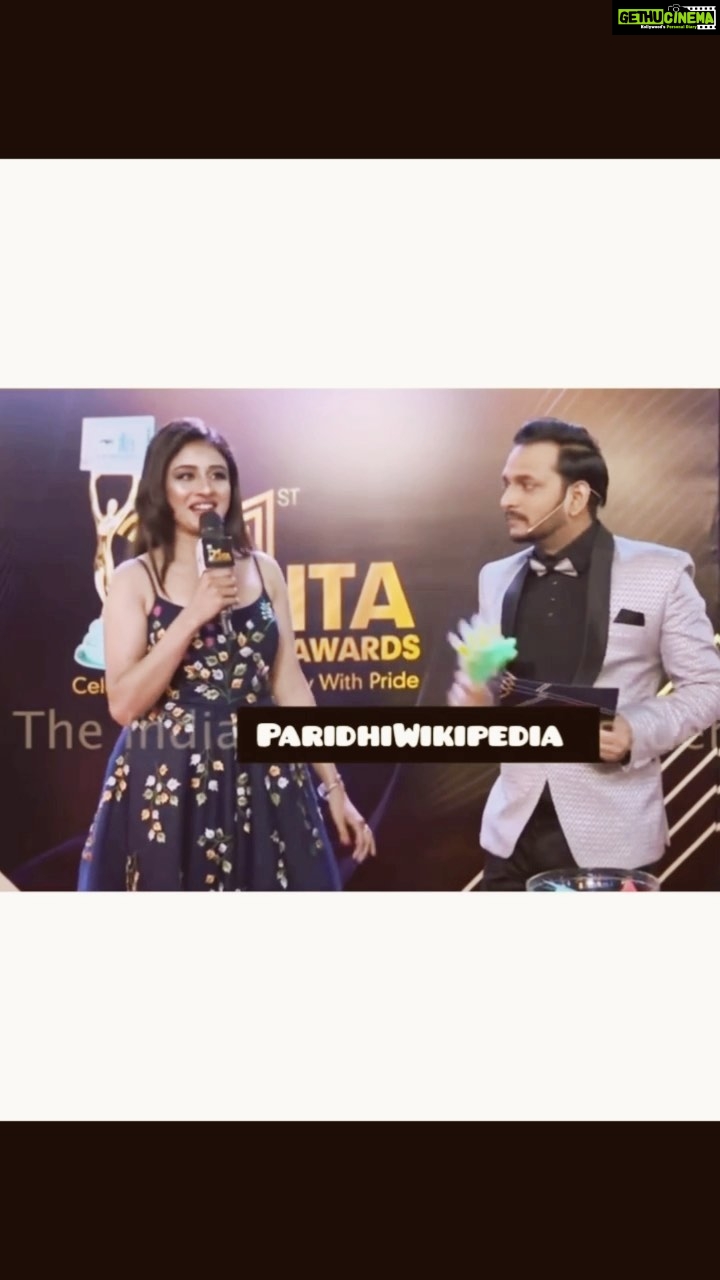 Paridhi Sharma Instagram - It was truly a fun segment π Thoroughly enjoyed the conversation π @iamparitoshtripathi your timing is bang on π Thanks for the edit also π @theitaofficial Dress designer @mayatrijaiswar #fun #hilarious #moments #redcarpet #comictimings #laughterdose