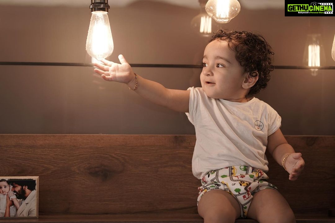 Pearle Maaney Instagram - As Nila is growing up, we are trying to minimize her diaper time and toilet train her. This process has to be very natural and comforting to the baby. One thing I consciously follow to make this easy for both of us is to not scold her if she accidentally pees on the floor, sofa or anywhere else. I could do this using Padded Underwear from @SuperBottoms that’s best for toilet training. They absorb up to 1 pee, doesn’t create pee pools near the baby plus keeps the baby comfortable too. It's a blessing I tell you, you can use my code PEARLE15 to get an additional discount on their site. #superbottoms #pottytraining #paddedunders #momlife 🤓
