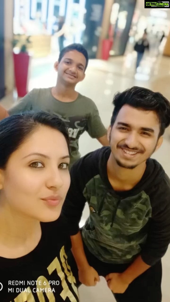 Pooja Bose Instagram - Heeeeeyyppeeee rakhshabandhan to allllllll my brotherrrrrrrrrrsssss @khanaltaf11 @banerjeedekai @banerjeedejay @iamsouvikbanerjee23 @banerjeerohan_