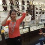 Pooja Bose Instagram - This was me shopping for my engagement ceremony 5 years back ❤️ kuch Yaad Aya @kunalrverma