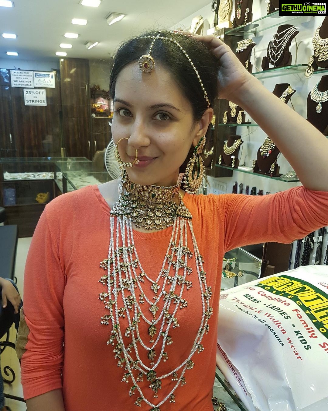 Pooja Bose Instagram - This was me shopping for my engagement ceremony 5 years back ❤️ kuch Yaad Aya @kunalrverma
