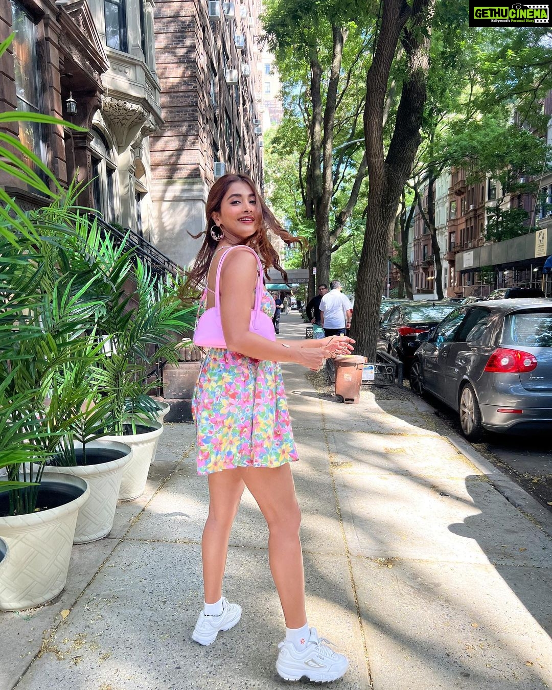 Pooja Hegde Instagram - Fluttering around 🥰❤️🌸 Manhattan, New York