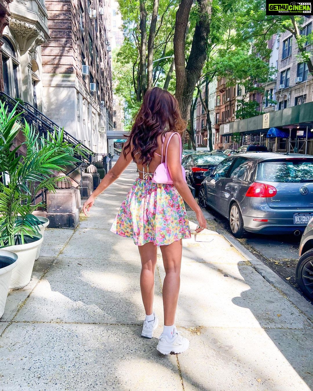 Pooja Hegde Instagram - Fluttering around 🥰❤️🌸 Manhattan, New York