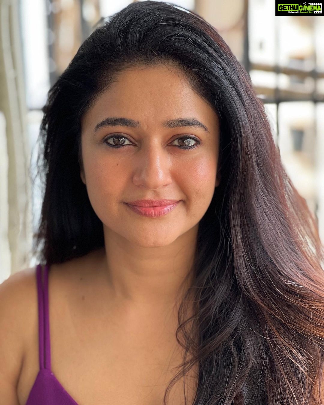 Poonam Bajwa Instagram - #justlookingatyou#🖤🤍