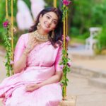 Pranitha Subhash Instagram - Wearing @gubbarajyalakshmi saree Jewellery @amrapalijewels Pics @arunkummar_portraits Styled by @harmann_kaur_2.0 PS :- took out the hath phool on my left hand as it was hurting the baby when I carried her ..