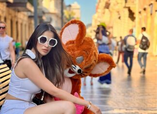 Raai Laxmi Instagram - Found myself a new cuddle buddy 🥰 🧸 Pic by : @sarvesh_shashi 🥰 Central Baku