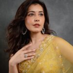 Raashi Khanna Instagram - Yellow, yellow, one happy fellow! 😬💛 #thiruchitrambalam audio launch Wearing: @meghabansalofficial Jewellery: @vandalsworld_unofficial @mahesh_notandass Styled by @archamehta Team: @poorvjainn Makeup @adhishreep Hair @arvindkumar_hair Photographed by @kiransaphotography