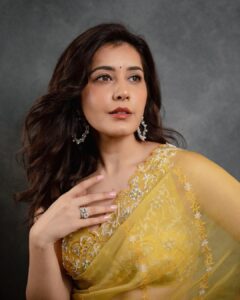 Raashi Khanna Instagram - Yellow, yellow, one happy fellow! 😬💛 #thiruchitrambalam audio launch Wearing: @meghabansalofficial Jewellery: @vandalsworld_unofficial @mahesh_notandass Styled by @archamehta Team: @poorvjainn Makeup @adhishreep Hair @arvindkumar_hair Photographed by @kiransaphotography