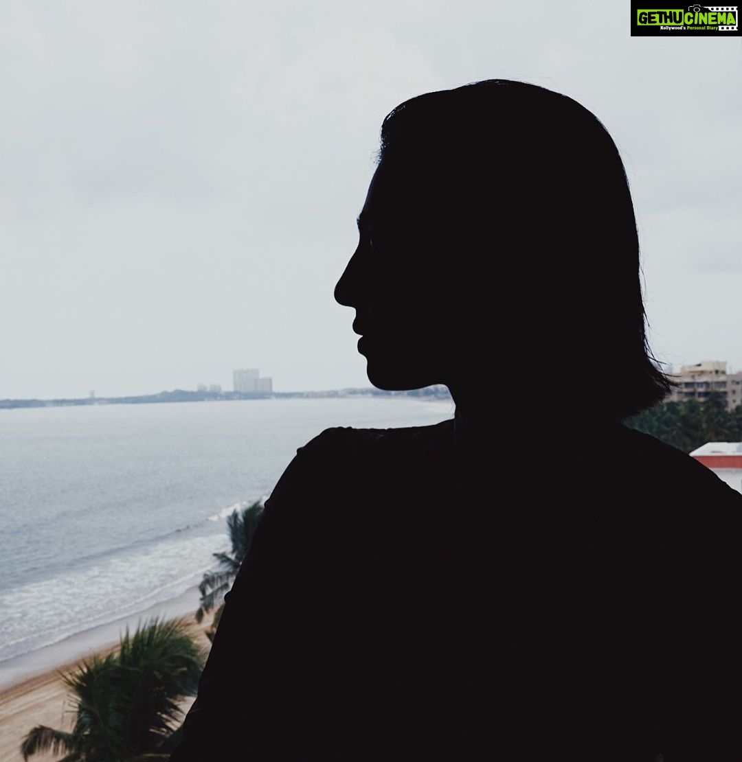 Radhika Apte Instagram - Juhu #mumbaimonsoon #throwback #workmood #sillouette #sea