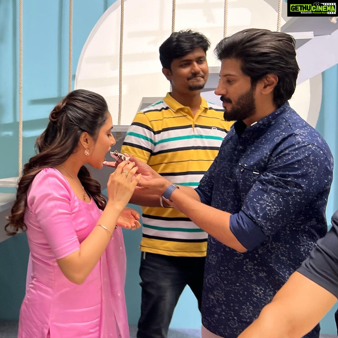 Rakshan - 324.9K Likes - Belated Happy birthday Machi ❤️ @dqsalmaan ❤️ 🎂🎉🥳🎁🎊@priyankaamohanofficial 😍😍😍
#happyfriendshipday all of you 🎈