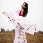 Rashmi Gautam Instagram - Yeh Mausam ka Jadoo hai mitwaaa Saree by @shrutiigclothing Pic @v_capturesphotography