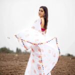 Rashmi Gautam Instagram - Yeh Mausam ka Jadoo hai mitwaaa Saree by @shrutiigclothing Pic @v_capturesphotography