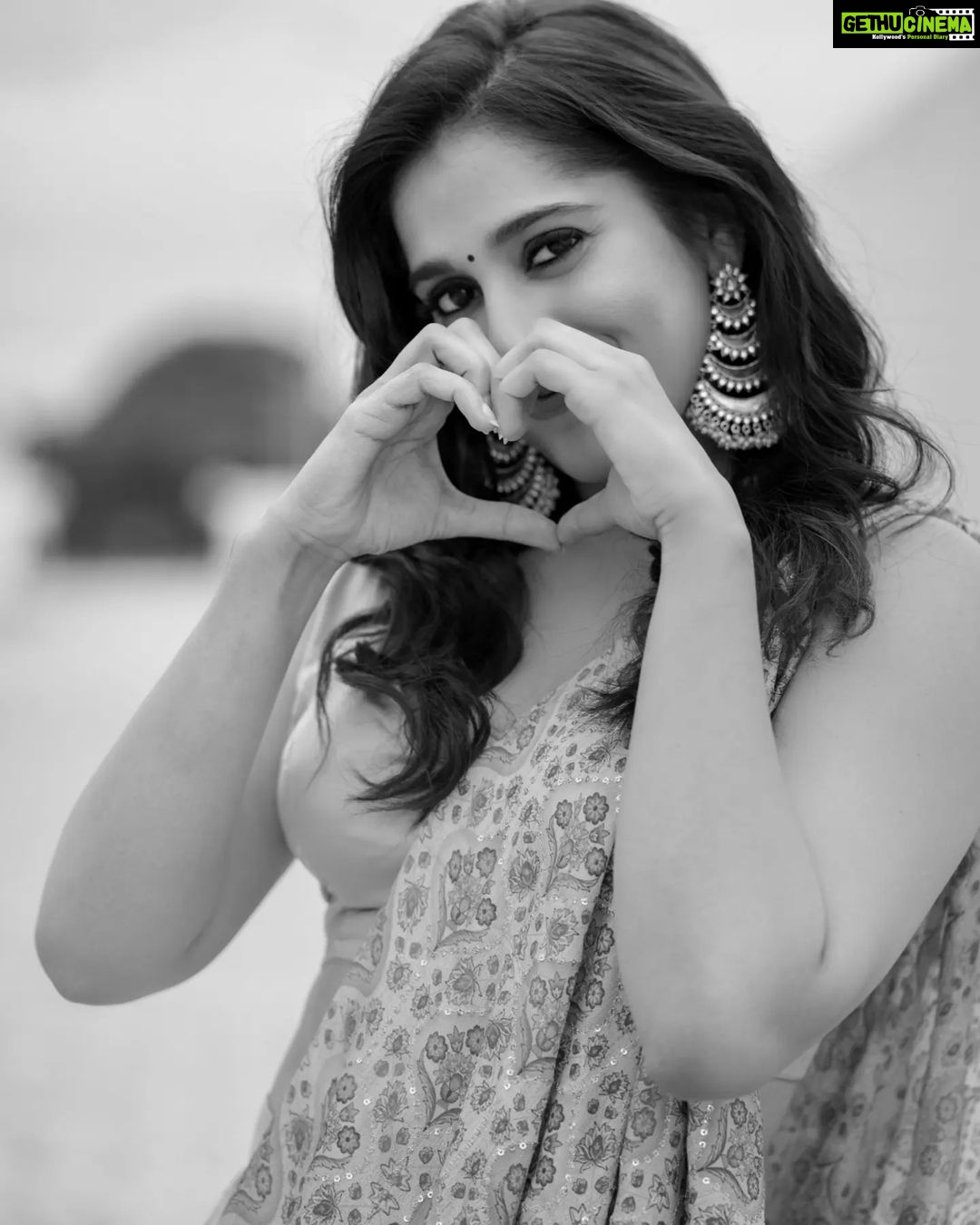 Rashmi Gautam Instagram - Thankyou for the warm welcome back on #jabardasth I always did and will always be there in whatever capacity I'm needed for this particular show I'm more than happy to fill the host shoes until a new replacement is found Until then plszzzzz as usual NANU BHARINCHANDI 💜💜💜💜💜