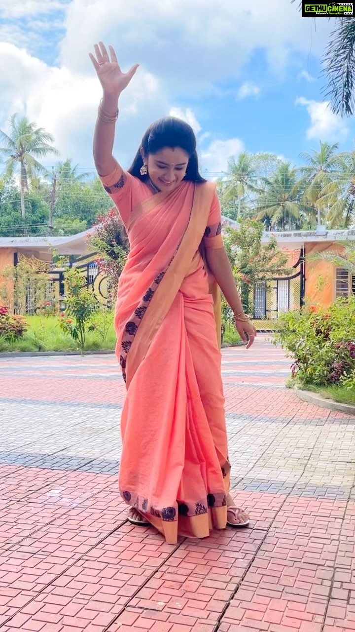 Raveena Daha Instagram - When shakthi dances for chinnado song 😝🥰 Peach colour is often seen as sweet, pleasant, and friendly. Bright and intense peach colors, on the other hand, can symbolize vitality, energy, playfulness, and encouragement. #IndiaAt75 #IndiaILove #Instareels #Peachlove