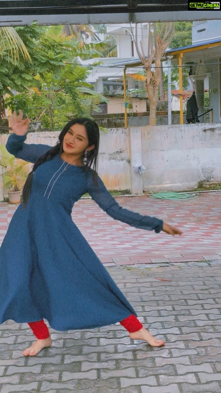 Raveena Daha Instagram - Muralike dhun sun radhike πΆπΌπ Ocean blue or Sea blue color is Like the deepest parts of the ocean, Ocean Blue cools you off instantly with its dark and refreshing qualities. Sea Blue color is also used extensively to represent calmness and responsibility. #IndiaAt75 #IndiaILove #Instareels #Seabluecolor