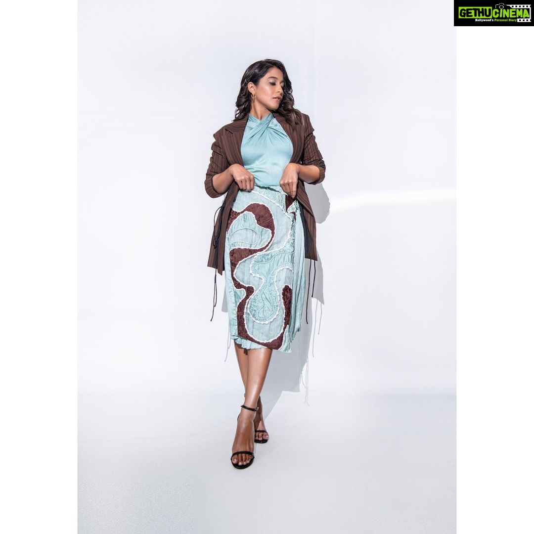 Regina Cassandra Instagram - One more time for my taste….. @arokaofficial @jenimakeupartist07 @hairbydrishya @rishabhkphotography @stylebynavyaanddivya