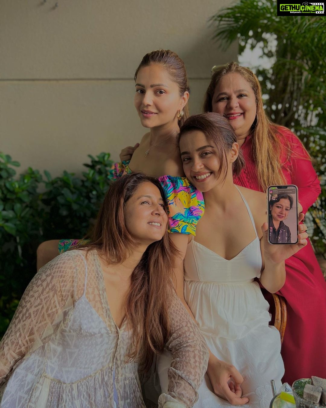 Rubina Dilaik Instagram - Love β€οΈ #blessed ππΌ Pre birthday celebration for our beautiful @surveenchawla π . . . . @ashukla09 @akshaythakker @keertikelkar @meghnachitalia @rizwan7896 @gazala24 @faisal_miya__photuwale @iamnehap @atulunadkat @makeupbymuskaaan