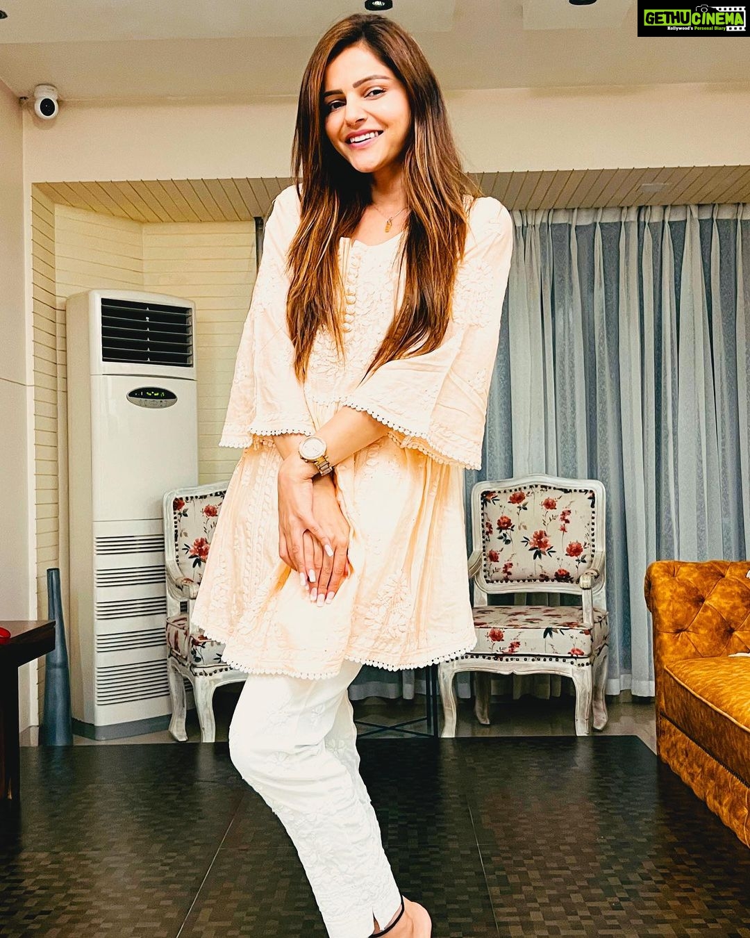 Rubina Dilaik Instagram - Duniya mein kahin bhi ho, jeevan mein kitne bhi vyast kyun na ho, Rakshabandhan k din hum zaroor milte hain ❤️…. #happy #rakshabandhan @faisal_miya__photuwale