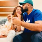 Rubina Dilaik Instagram - Duniya mein kahin bhi ho, jeevan mein kitne bhi vyast kyun na ho, Rakshabandhan k din hum zaroor milte hain ❤️…. #happy #rakshabandhan @faisal_miya__photuwale